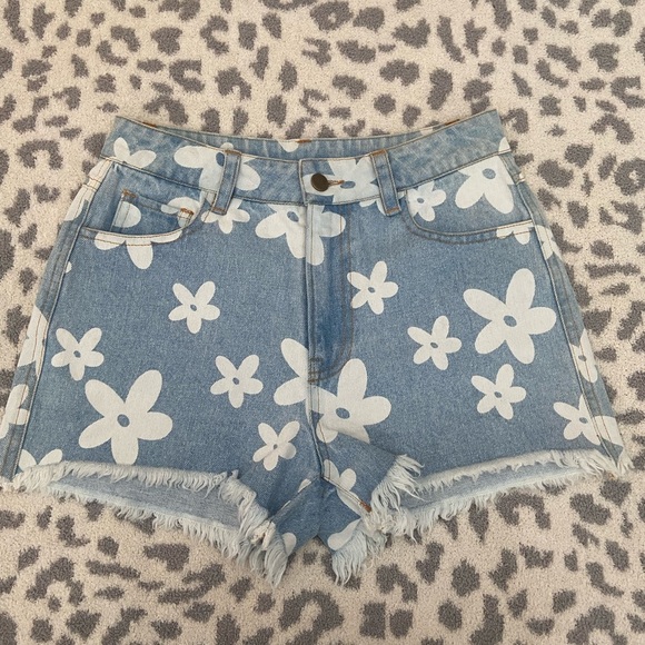 Sadie & Sage Pants - SADIE & SAGE DAISY FLOWER DENIM SHORTS SIZE SMALL